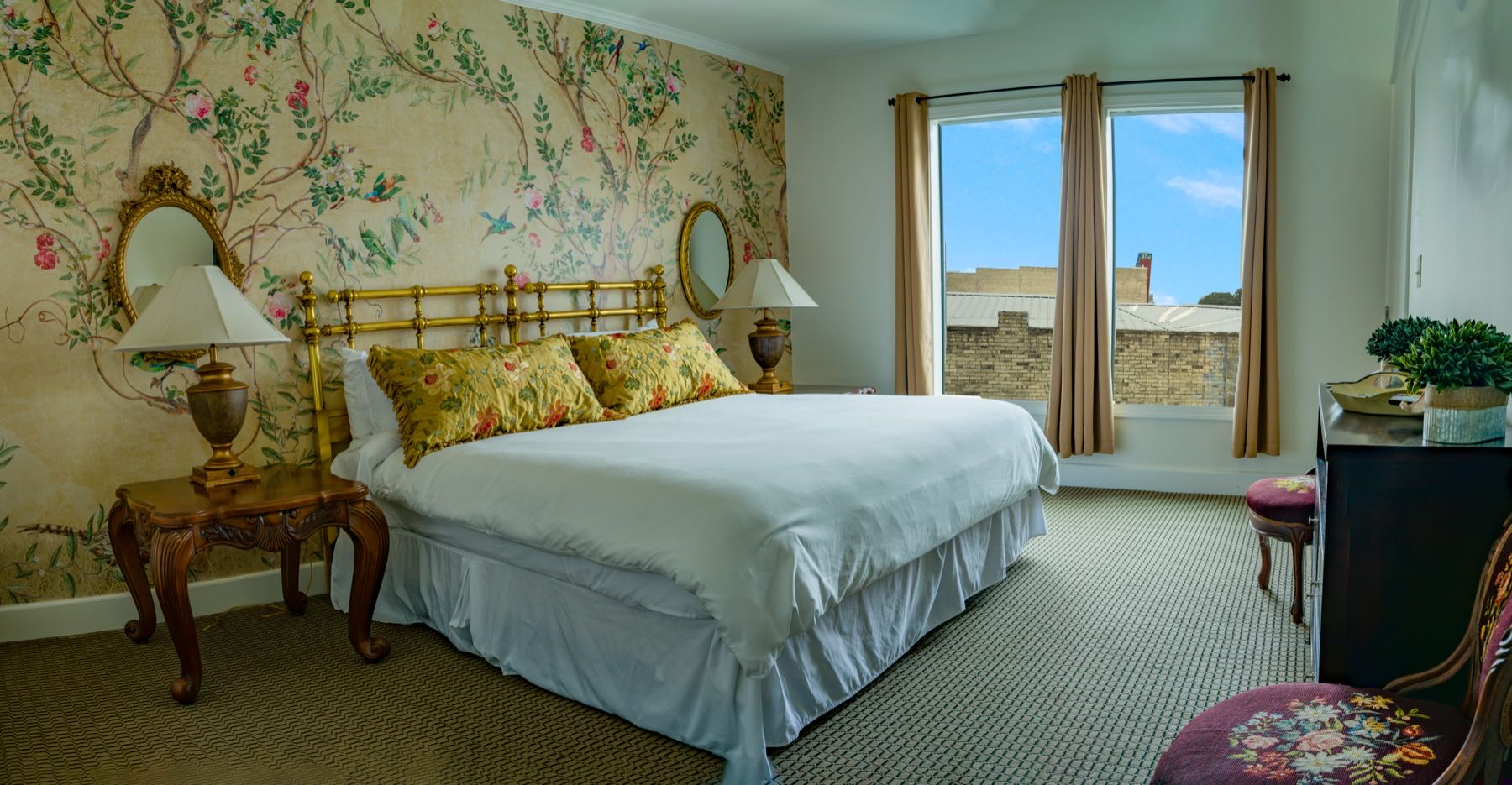 Habitación histórica y detalles de hospedaje boutique en Gonzales, Texas.
